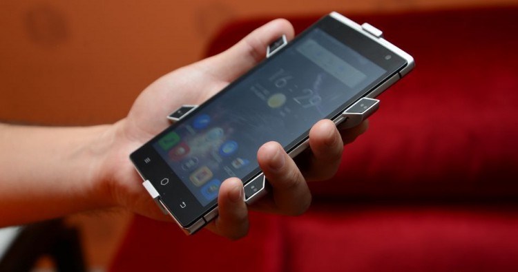 Takee 1 - the first holographic smartphone?