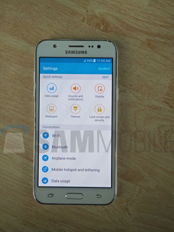 "Live" photos of the smartphone Samsung Galaxy J5