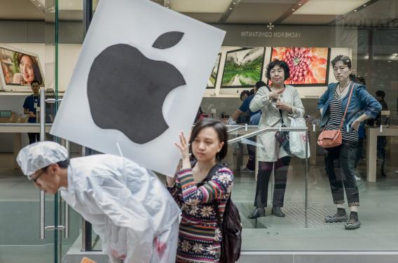 apple-accused-violating-workers-rights-china-raqwe.com-01