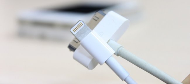 apple-encourages-genuine-accessories-chargers-raqwe.com-01