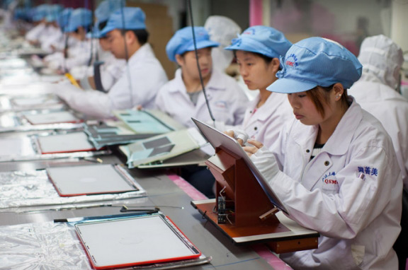 foxconn-employs-90000-workers-produce-iphone-5s-budget-iphone-raqwe.com-01