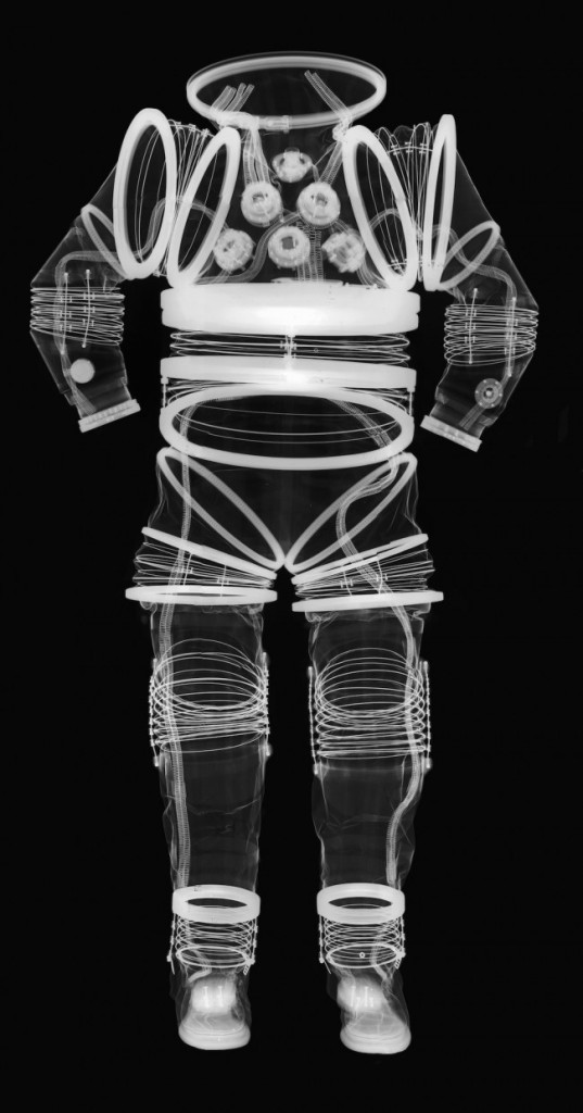 x-rays-showed-interior-space-suits-raqwe.com-04