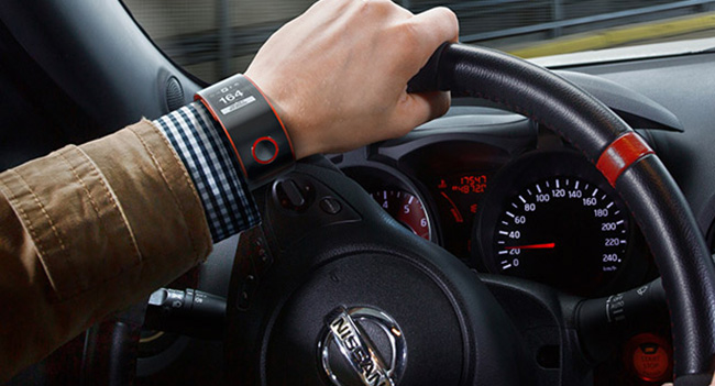 nissan-announced-concept-smart-watch-nismo-watch-drivers-raqwe.com-01