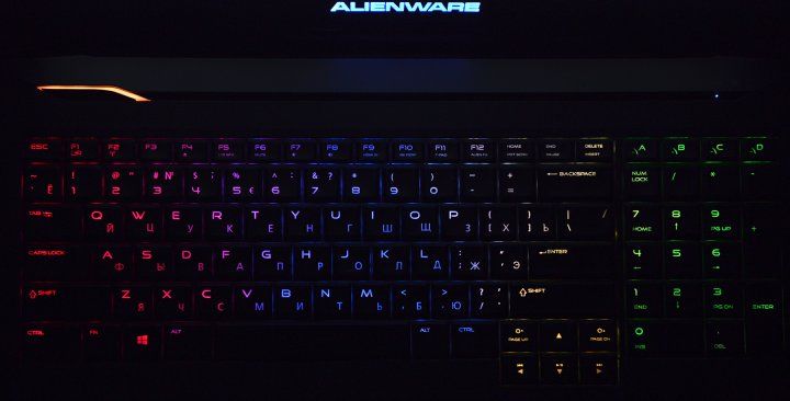 review-gaming-laptop-alienware-17-raqwe.com-12