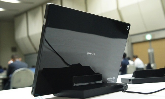 sharp-showed-secure-tablet-windows-8-igzo-panel-high-resolution-raqwe.com-03