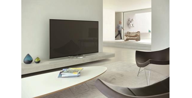 sony-showed-biggest-fullhd-tv-bravia-w85-raqwe.com-01