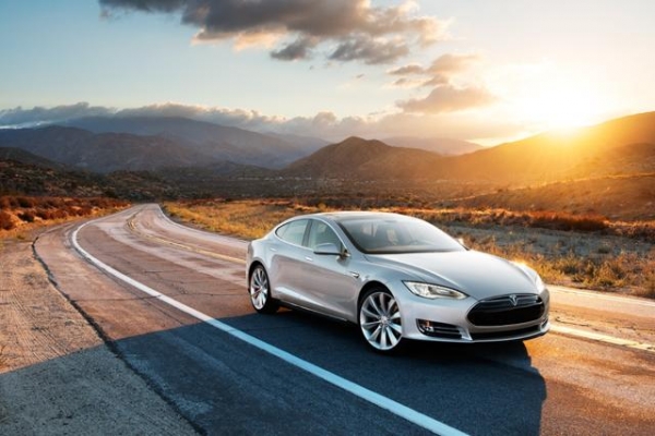 tesla-present-autopilot-mode-years-raqwe.com-01