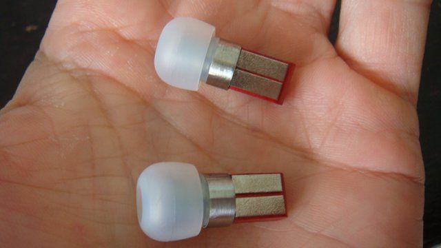 split-miniature-earphones-built-in-player-raqwe.com-01