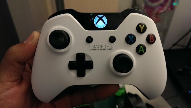 microsoft-employees-received-gift-exclusive-version-xbox-raqwe.com-03