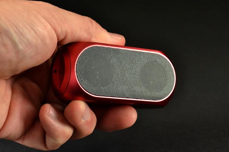 Matrix-Audio-QUBE-2-Universal-Bluetooth-in-hand-raqwe.com-01