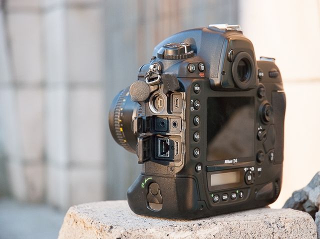 review-nikon-d4-reportage-camera-trouble-free-working-tool-raqwe.com-07