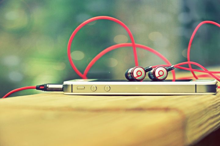 apple-buys-beats-3-2-billion-raqwe.com-01