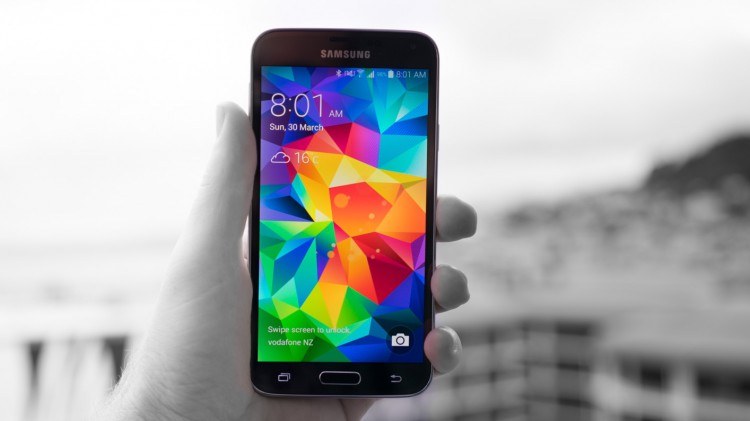 galaxy-s5-quadhd-screen-officially-announced-raqwe.com-01