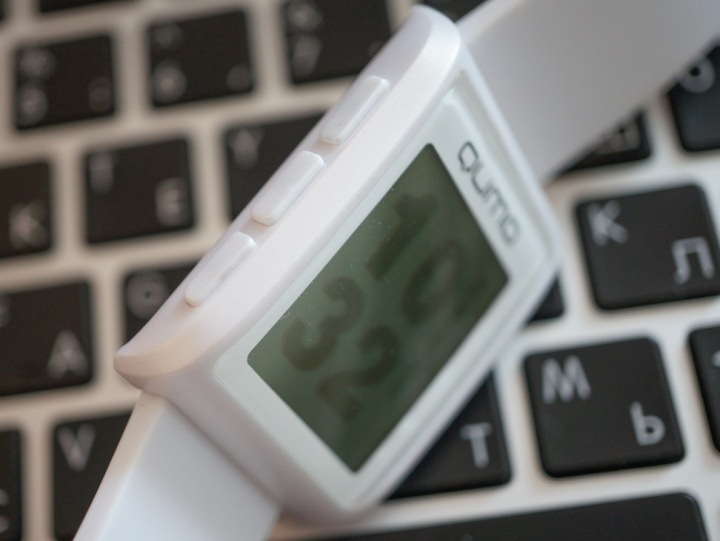 review-qumo-smartwatch-one-smart-watches-modest-price-raqwe.com-03