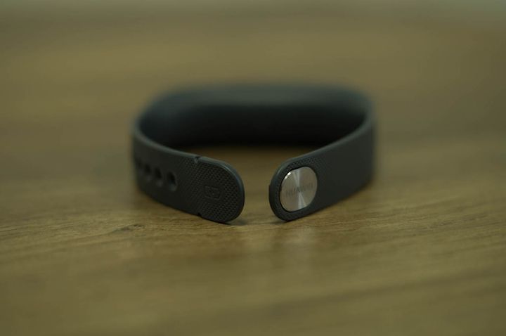 Huawei TalkBand B1 review bracelet headset