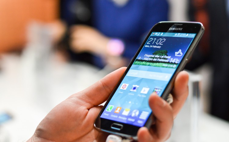 For experiments with curved screens Samsung will release a separate version of Galaxy S6