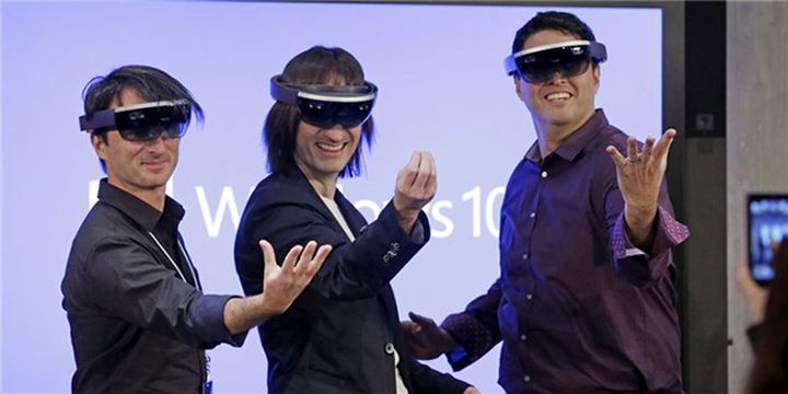 Glasses MS HoloLens: towards a virtual world?