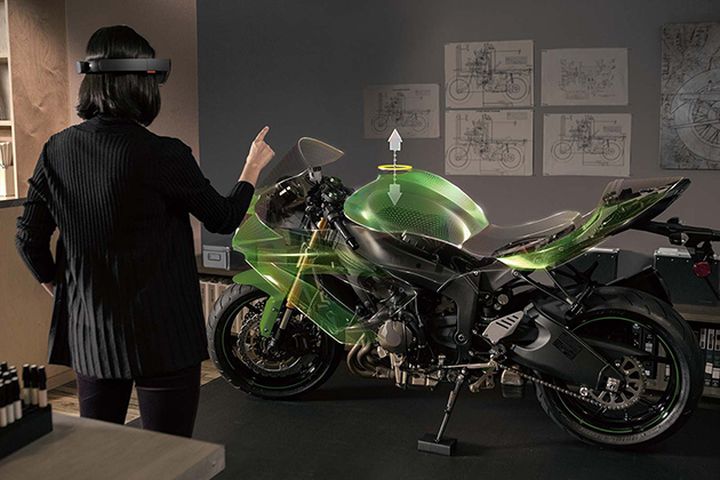 Glasses MS HoloLens: towards a virtual world?