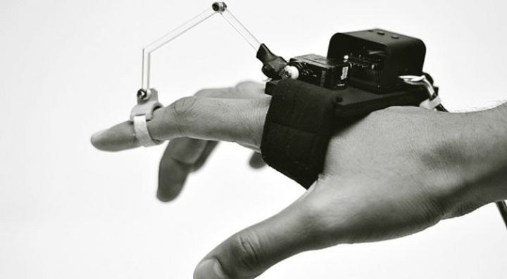 New gadget - mechanical glove teach you drawing