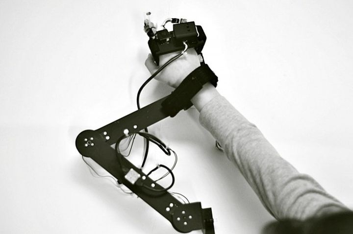 New gadget - mechanical glove teach you drawing