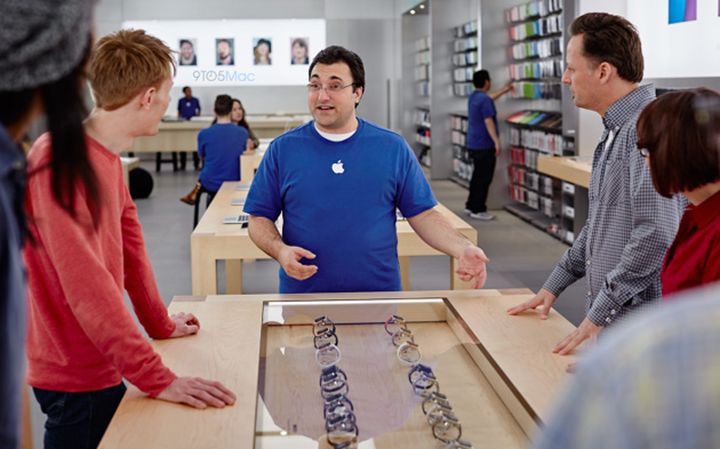 Apple employees are sales training APPLE WATCH