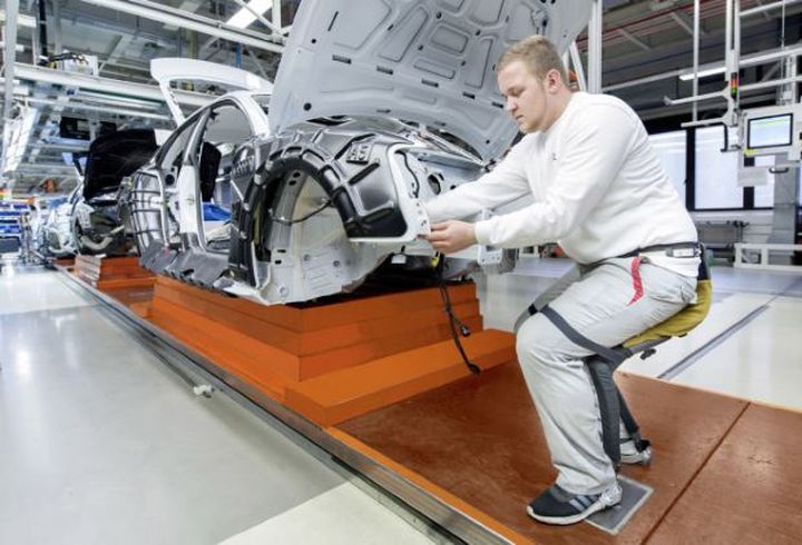 At Audi used hydraulic exoskeletons