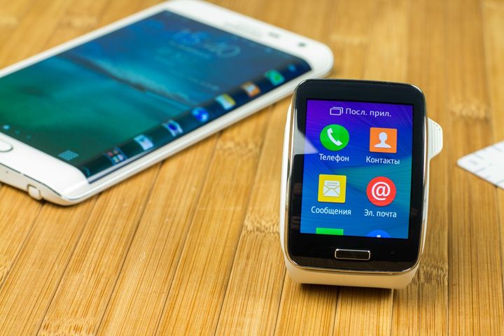 Honey and bright "couple": Samsung Galaxy Note Edge and smart watches Gear S