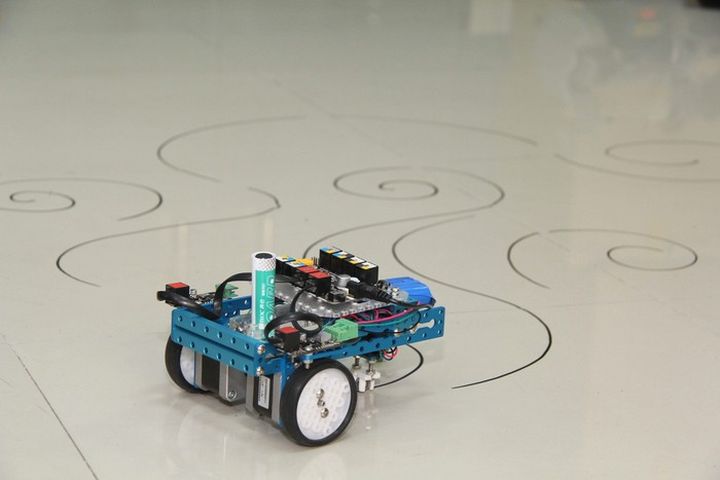 Set mDrawBot: 4 depicting good robot