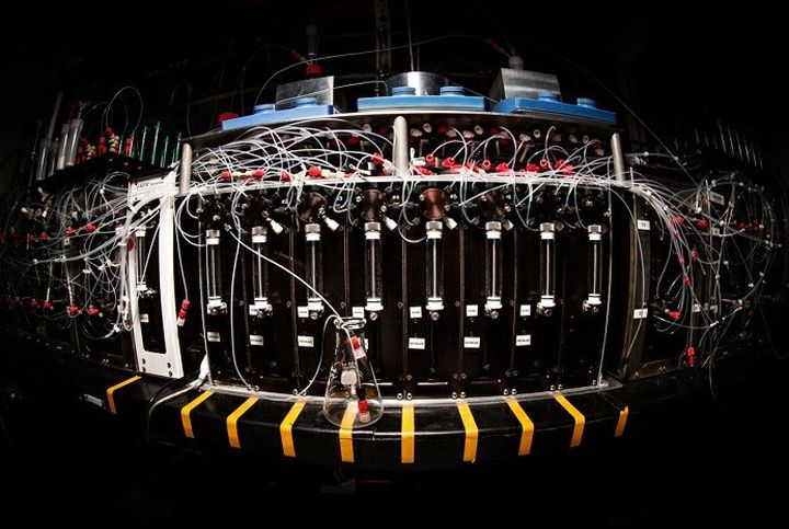 The machine automatically collects complex molecular structure at the microscopic level