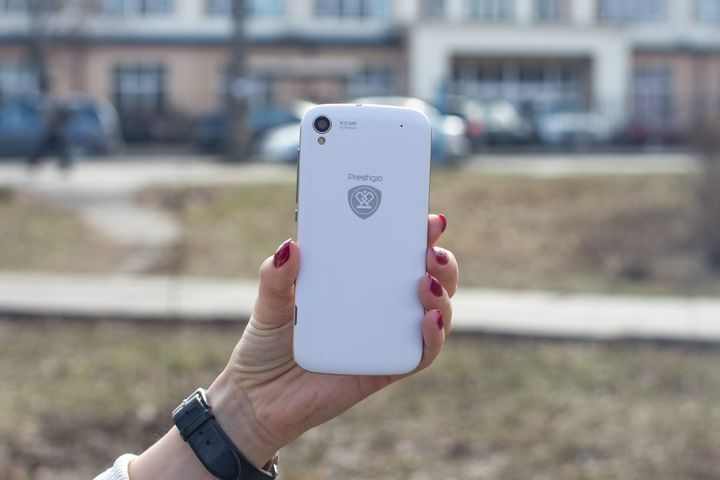 Prestigio Grace X3 review - "selfifon" flash from the front for $ 153