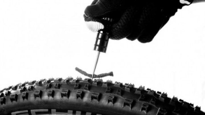Sahmurai Sword plugs holes in tubeless bicycle tires "worms"