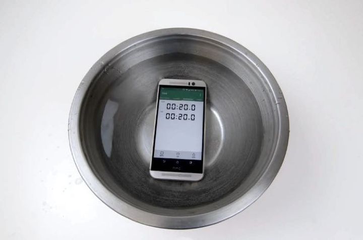 HTC One M9 "lived" under water more than 22 minutes