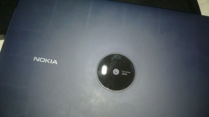 Cancelled tablet Nokia Lumia 2020 "lit up" in the photo