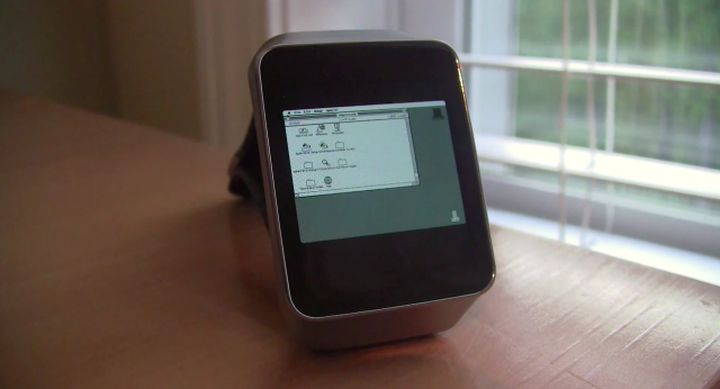 "Smart" Watch Samsung Gear Live turned into Macintosh II