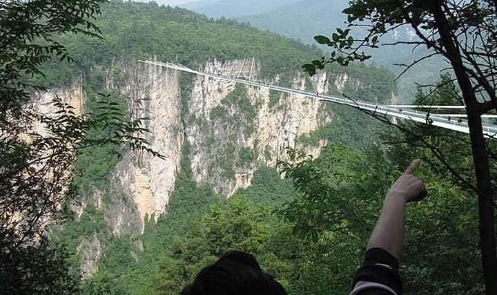 The world's longest glass bridge will be built in China