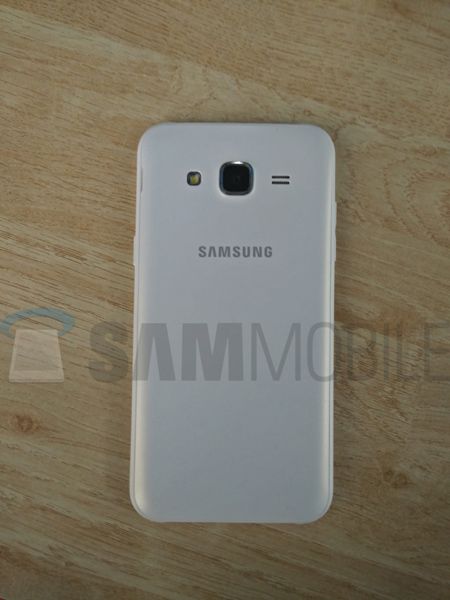 "Live" photos of the smartphone Samsung Galaxy J5