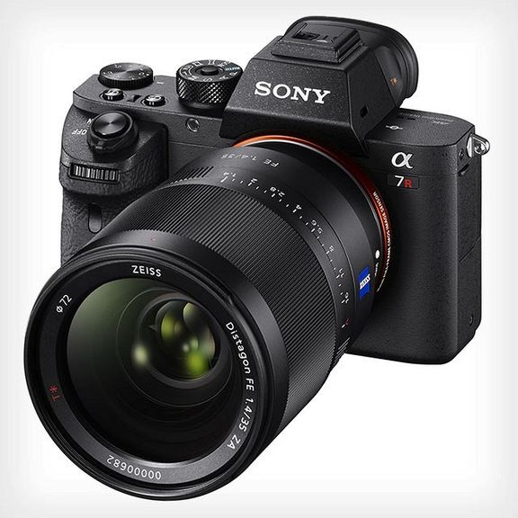 Sony launched the world's first full-frame SLR camera Sony A7R II