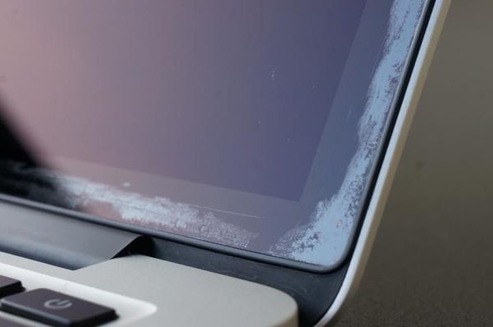 MacBook Pro Retina displays subject unpleasant defects