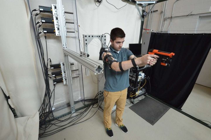 MAXFAS - exoskeleton technology, which teaches shoot