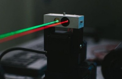 zuckerberg-showed-laser-internet-2015-raqwe.com-01
