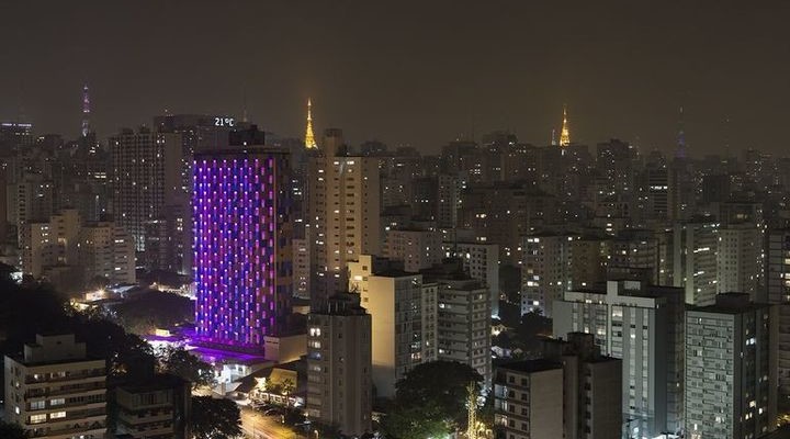 Brazilian hotel equipped with "smart" LED facade