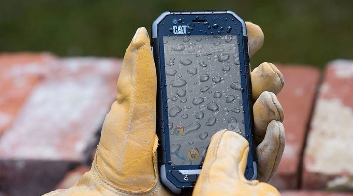 Protected smartphone Cat S30 can be used while wearing gloves